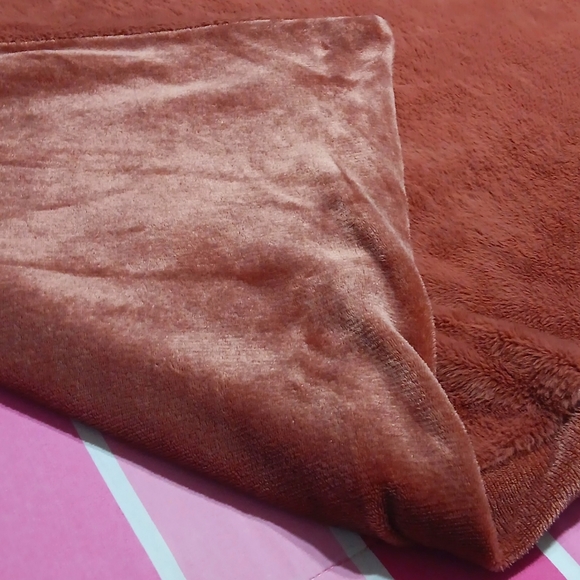 Beautiful Plush Soft Throw Blanket - Picture 4 of 7